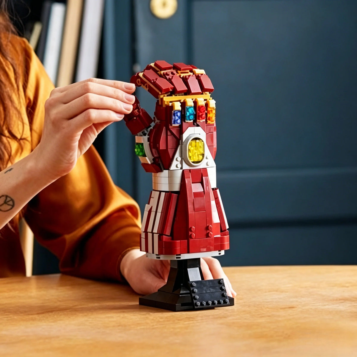 Marvel Iron Man Gauntlet — Red Armor 675-Piece Building Set