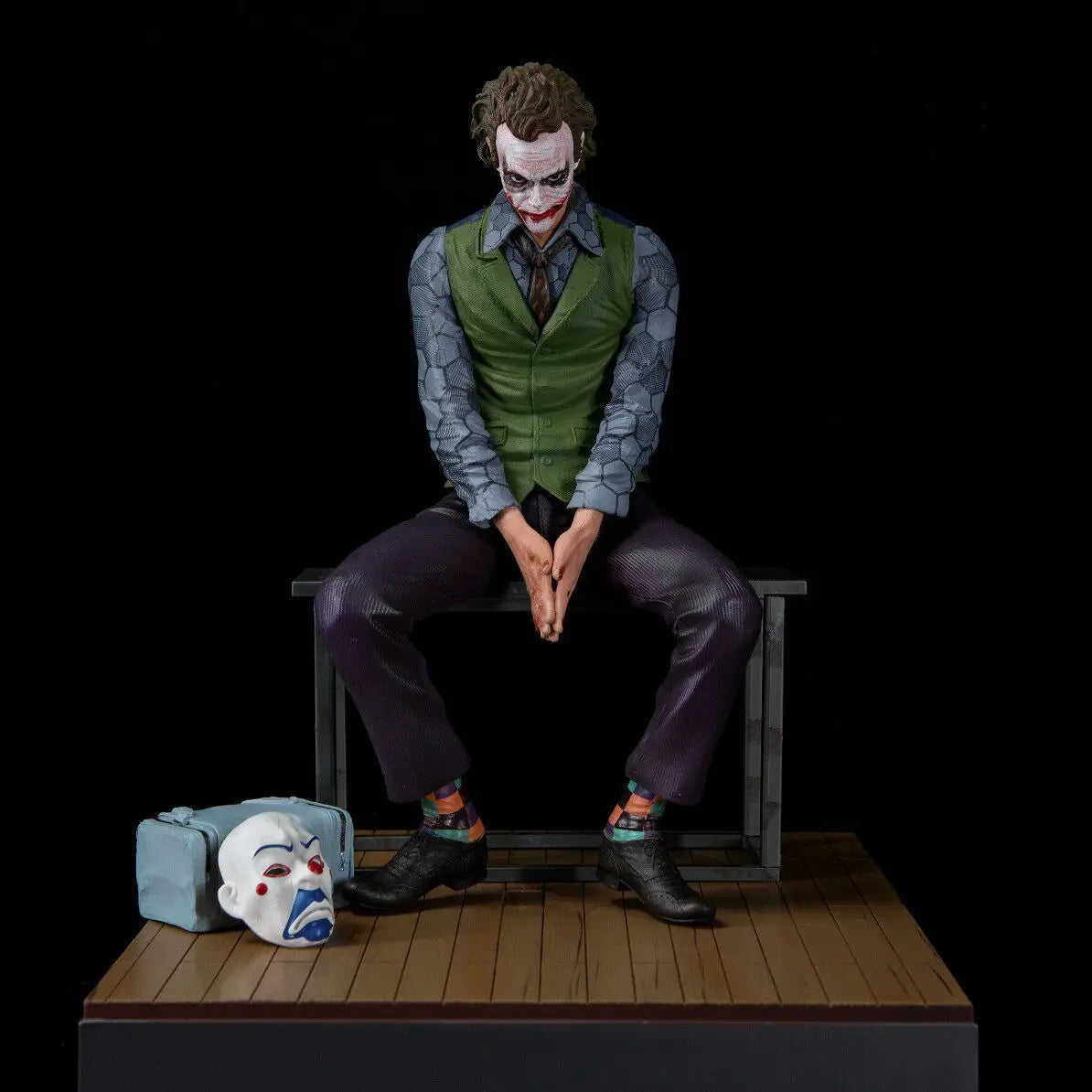 DC Comics Figure Joker — Seated Dark Knight 27cm (10.6") Collector Statue