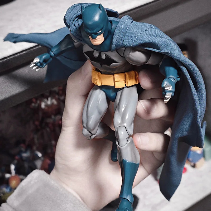 DC Comics Figure Batman — Hush Blue Cape Articulated Collectible