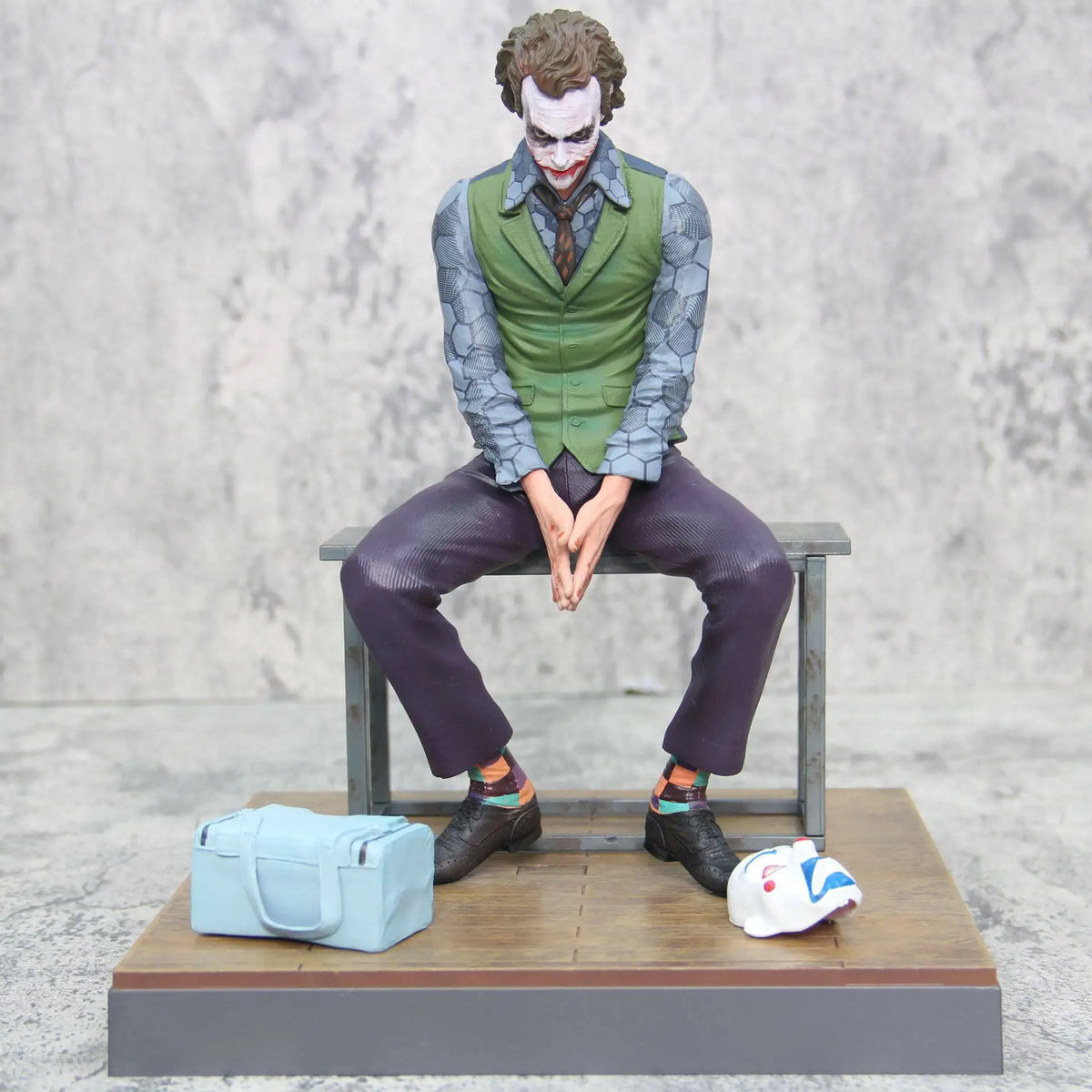 DC Comics Figure Joker — Seated Dark Knight 27cm (10.6") Collector Statue