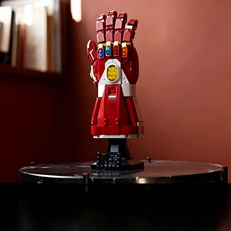 Marvel Iron Man Gauntlet — Red Armor 675-Piece Building Set