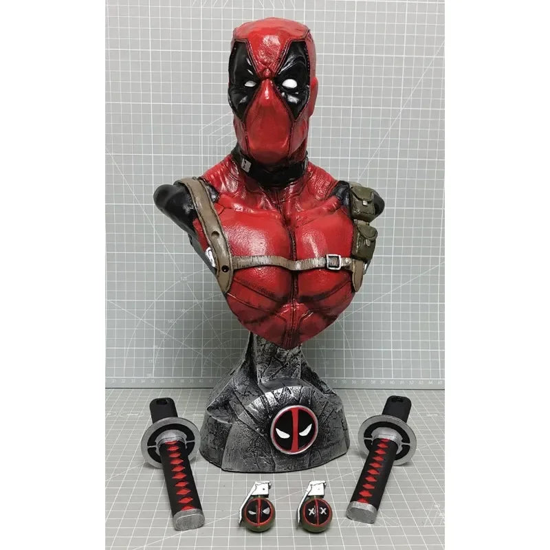 Marvel Figure Deadpool — Swords & Gear 33cm (13.0") Collector Bust