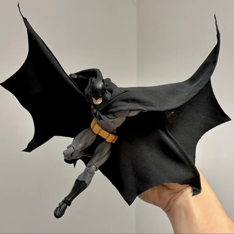 DC Comics Figure Batman — Hush Black Cape Articulated Collectible