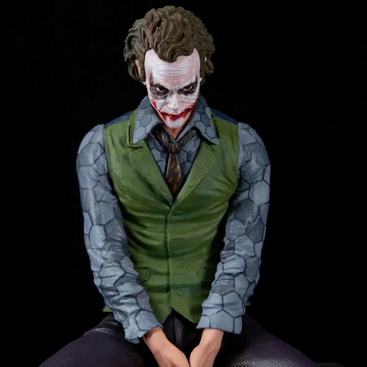 DC Comics Figure Joker — Seated Dark Knight 27cm (10.6") Collector Statue