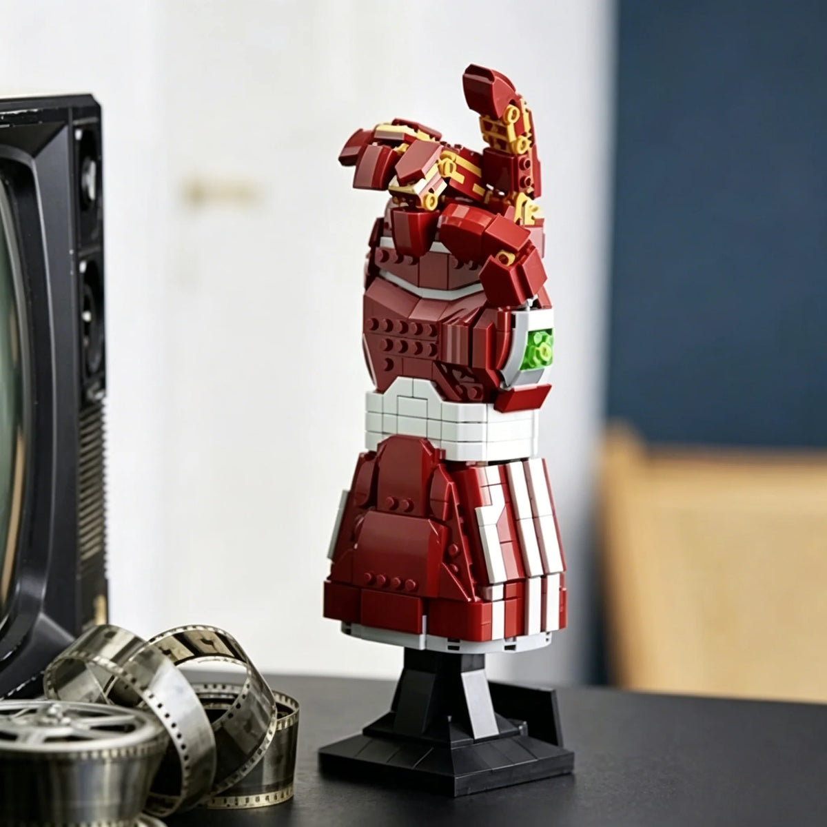 Marvel Iron Man Gauntlet — Red Armor 675-Piece Building Set