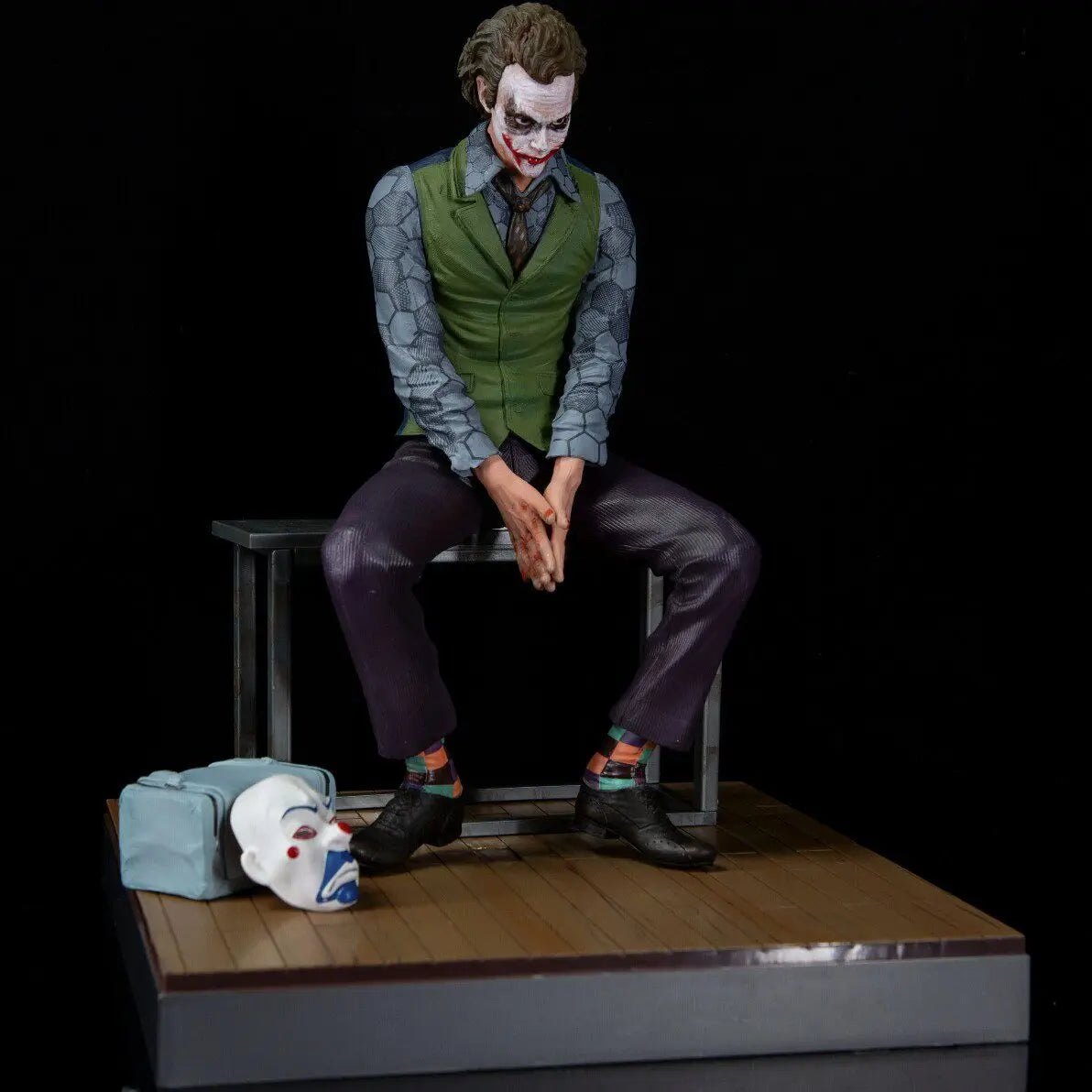 DC Comics Figure Joker — Seated Dark Knight 27cm (10.6") Collector Statue